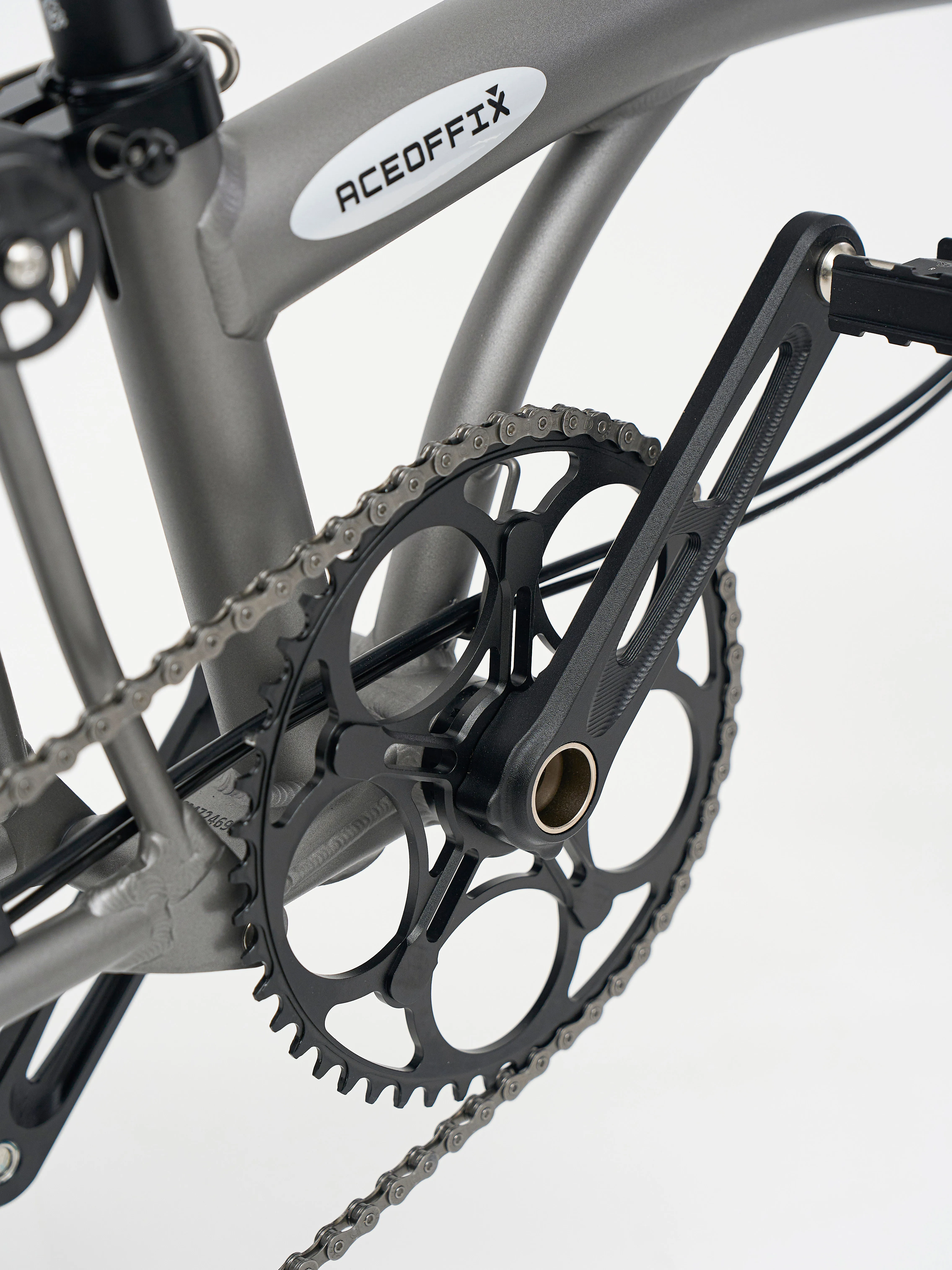 Aerra drivetrain detail — CNC hollow integrated crankset and 50T chainring with ACEOFFIX badge