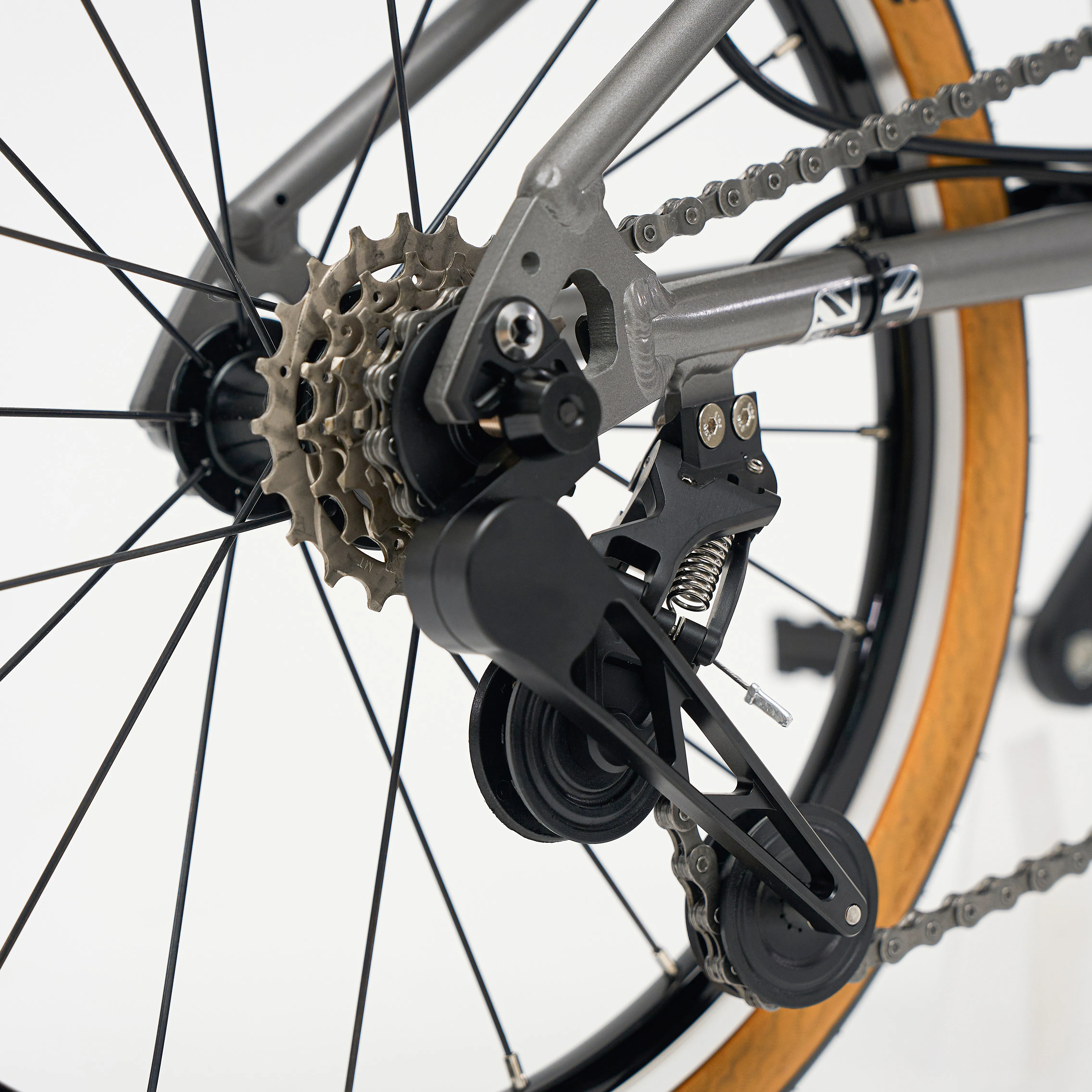 Aerra rear cassette and derailleur detail — ACEOFFIX 5-speed drivetrain with Schwalbe tan-wall tyre