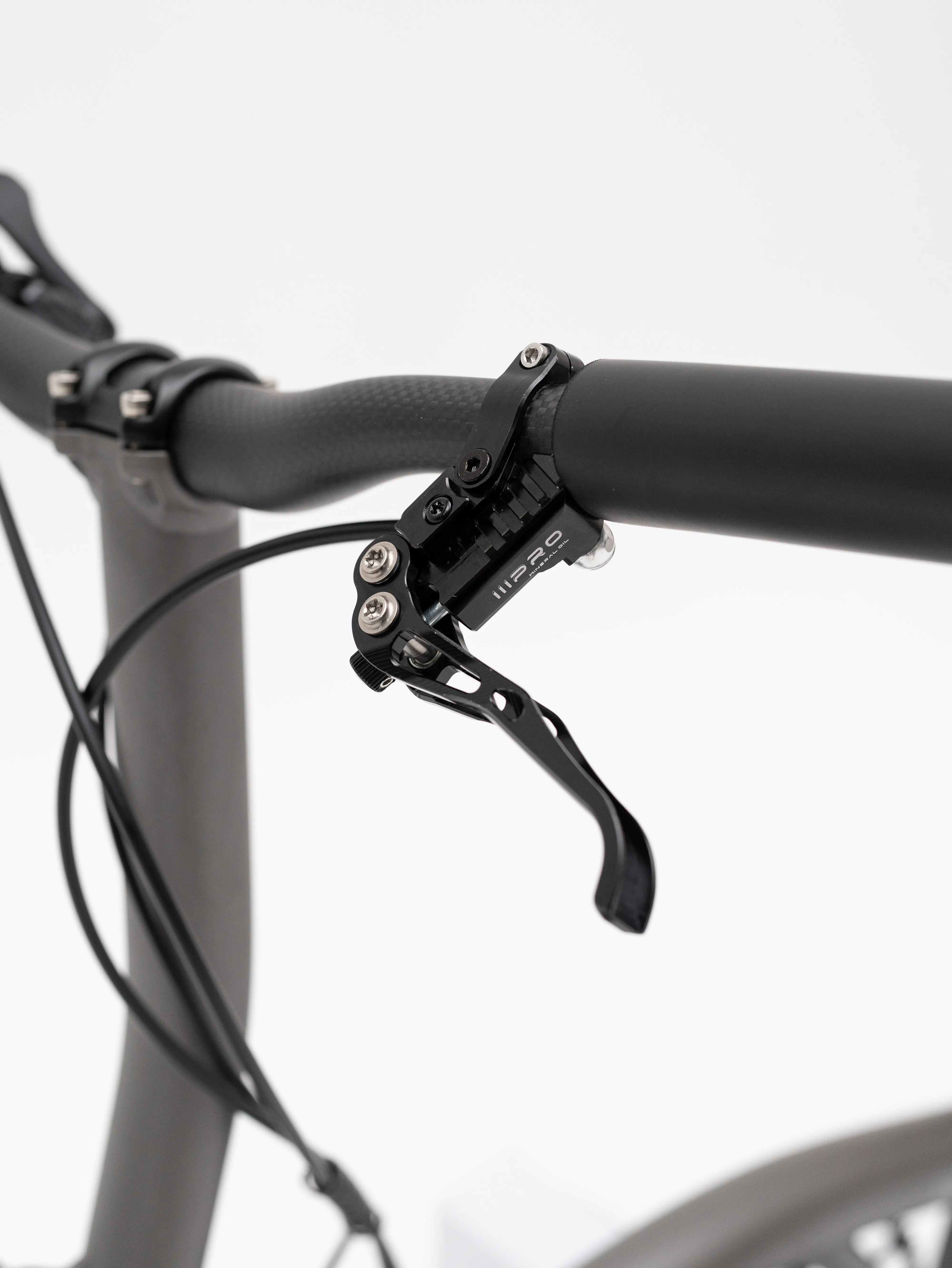 Gravon cockpit detail — carbon-finish handlebar with PRO hydraulic disc brake lever